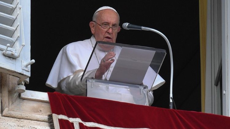 El Papa en el Ángelus: 'Aprendamos del amor de Dios por nosotros' El Papa en el Ángelus: 'Aprendamos del amor de Dios por nosotros'