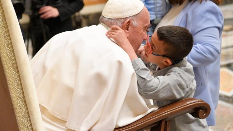 El Papa afirmó que en el 'viacrucis de la vida', nadie puede caminar solo