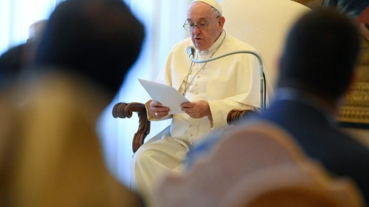 "Para luchar contra la pobreza necesitamos crear empleo", señaló el Papa "Para luchar contra la pobreza necesitamos crear empleo", señaló el Papa