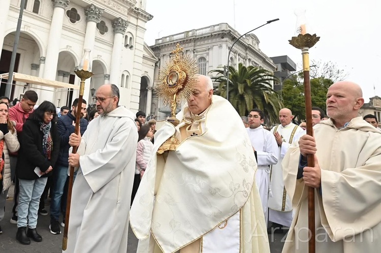 Paraná: Mons. Puiggari se despidió de la arquidiócesis en una misa solemne
