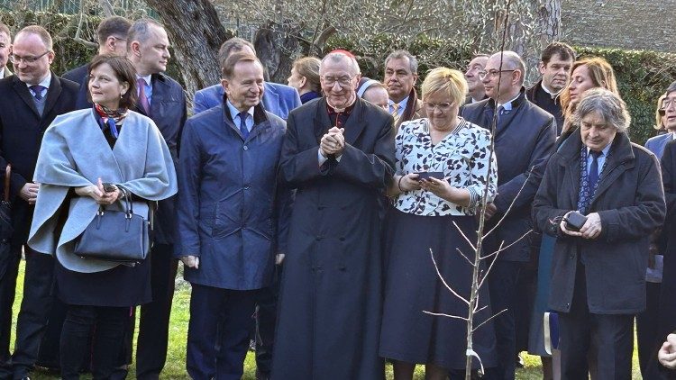 Parolin rindió homenaje a la familia Ulma en los Jardines Vaticanos