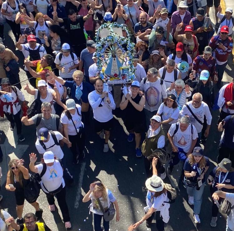 #PereLuján Miles de peregrinos caminan con esperanza junto a la Virgen #PereLuján Miles de peregrinos caminan con esperanza junto a la Virgen