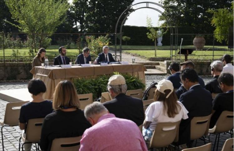 Presentan Laudate Deum ante la prensa en los Jardines Vaticanos