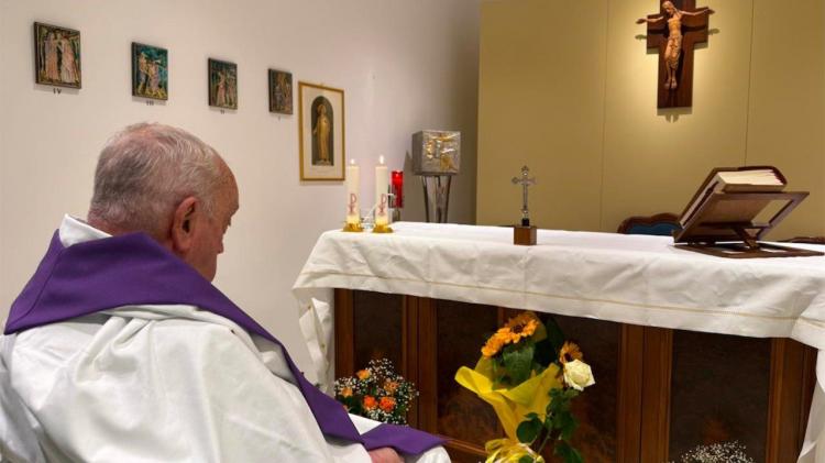 Primera foto del Papa desde su internación, tomada luego de una misa en el Gemelli Primera foto del Papa desde su internación, tomada luego de una misa en el Gemelli
