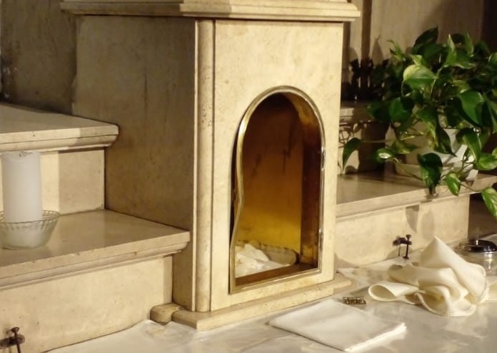 Profanan el sagrario de la parroquia Sagrada Familia, en Saavedra Profanan el sagrario de la parroquia Sagrada Familia, en Saavedra