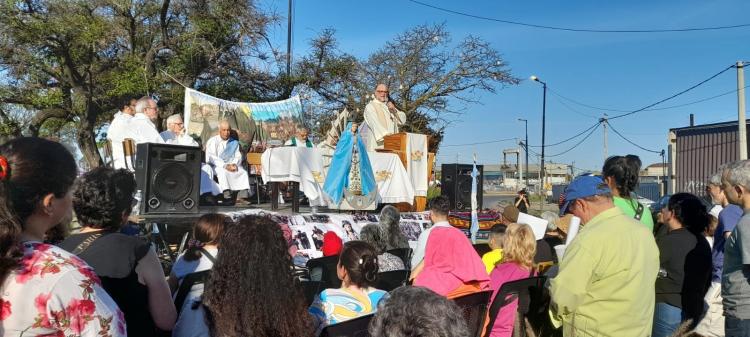 Quilmes conmemoró la llegada de la Virgen de Luján a la rotonda de Pasco Quilmes conmemoró la llegada de la Virgen de Luján a la rotonda de Pasco