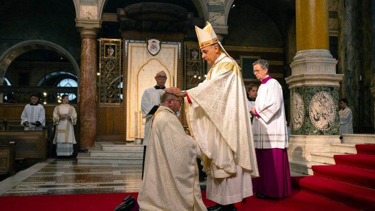 Reino Unido: ordenan al primer obispo para los católicos conversos del anglicanismo Reino Unido: ordenan al primer obispo para los católicos conversos del anglicanismo