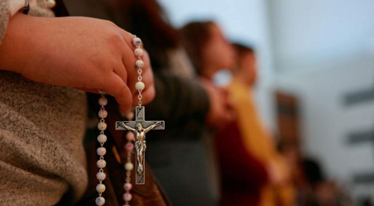 Por la salud del Papa Francisco: rosario en la plaza de San Pedro y misa en Constitución Por la salud del Papa Francisco: rosario en la plaza de San Pedro y misa en Constitución