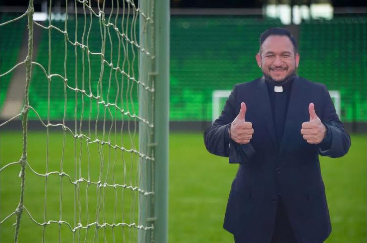 Sacerdote futbolero envía un mensaje de paz a las selecciones que jugarán en Qatar Sacerdote futbolero envía un mensaje de paz a las selecciones que jugarán en Qatar