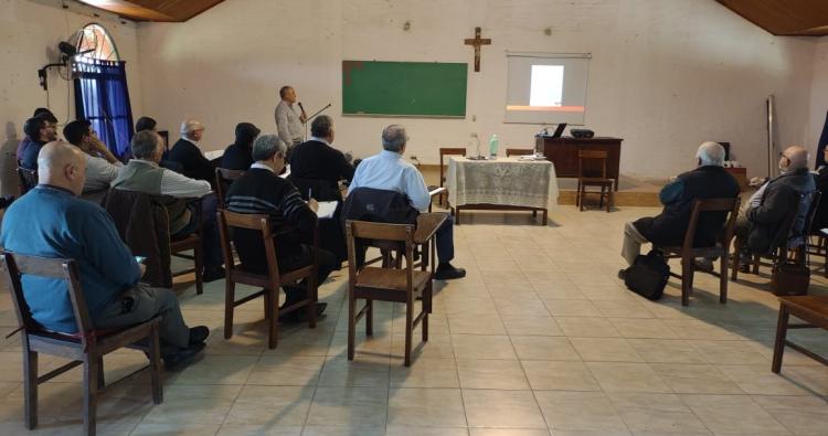 Sacerdotes y diáconos comparten una jornada de formación pastoral Sacerdotes y diáconos comparten una jornada de formación pastoral
