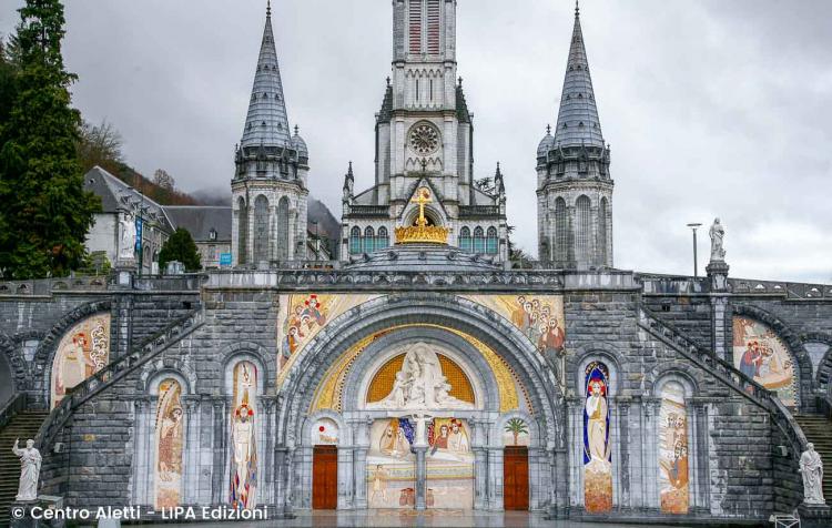 Santuario de Lourdes: los mosaicos del padre Rupnik ocultos por paneles Santuario de Lourdes: los mosaicos del padre Rupnik ocultos por paneles