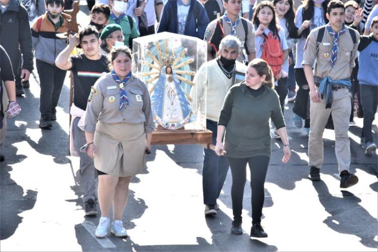 Jóvenes lomenses peregrinan a Longchamps para rezar por la paz Jóvenes lomenses peregrinan a Longchamps para rezar por la paz