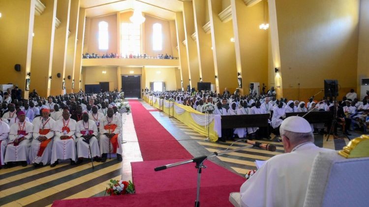 "Sean pastores armados sólo con la oración y la caridad", pidió el Papa al clero "Sean pastores armados sólo con la oración y la caridad", pidió el Papa al clero