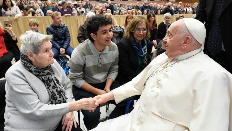 El Papa: 'Ser cristiano es prender luces donde todo parece perdido'