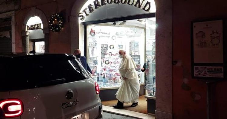 Sorpresiva visita del Papa a una disquería en el centro de Roma Sorpresiva visita del Papa a una disquería en el centro de Roma