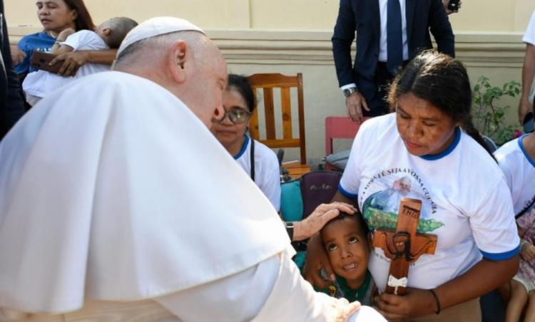 Francisco visita una escuela para niños con discapacidades en Timor Oriental Francisco visita una escuela para niños con discapacidades en Timor Oriental