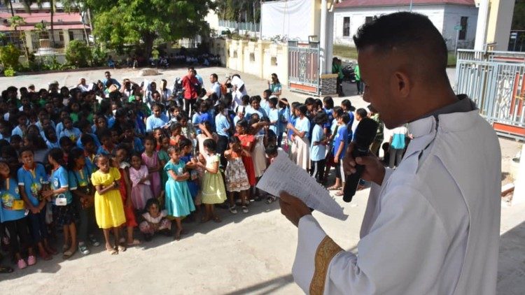 Timor Oriental: miles de indonesios se movilizan para ver al Papa Timor Oriental: miles de indonesios se movilizan para ver al Papa