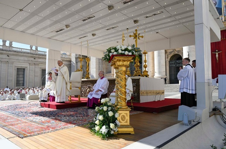 Todos los Santos: 'Seamos constructores de fraternidad' pidió el Papa en el Ángelus