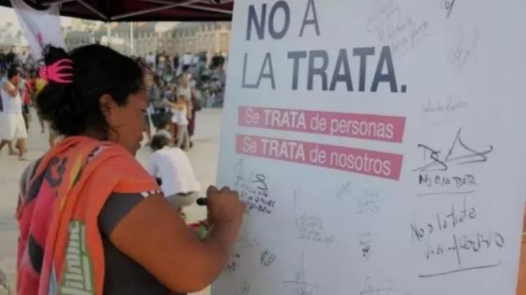 Mons. Ojea llamó a crear redes para desterrar el delito de la trata de personas Mons. Ojea llamó a crear redes para desterrar el delito de la trata de personas