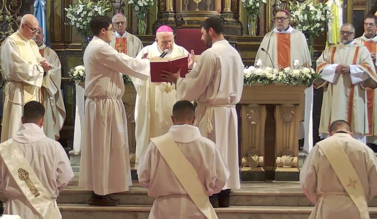 Mons. Vázquez, a los nuevos sacerdotes: 'Todo en sus vidas tiene que irradiar amor' Mons. Vázquez, a los nuevos sacerdotes: 'Todo en sus vidas tiene que irradiar amor'