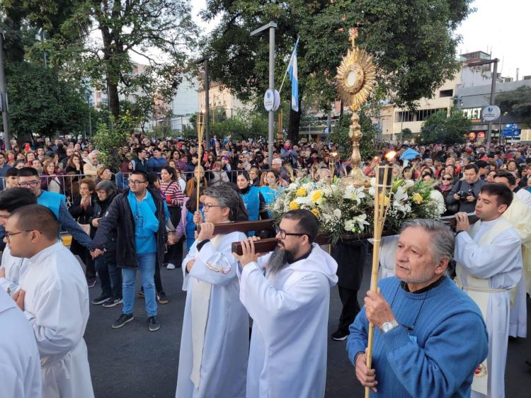 Tucumán: Mons. Sánchez animó a llevar a Jesús Eucaristía para alimentar en la esperanza Tucumán: Mons. Sánchez animó a llevar a Jesús Eucaristía para alimentar en la esperanza
