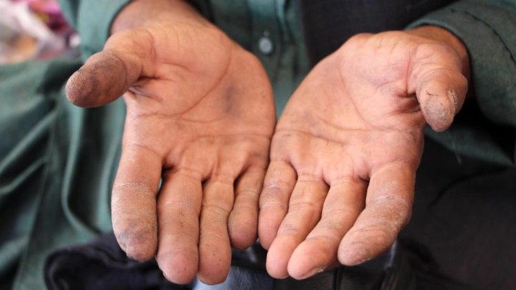 Tuit del Papa: Cuidar al prójimo es adorar Tuit del Papa: Cuidar al prójimo es adorar