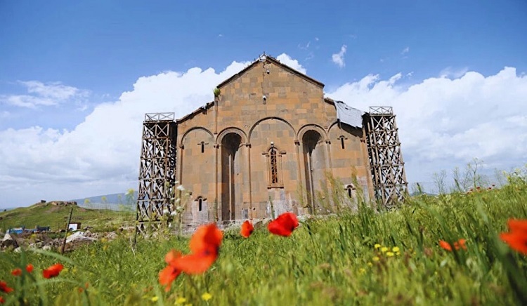 Turquía reconstruye una iglesia armenia en Ani y la transforma en mezquita Turquía reconstruye una iglesia armenia en Ani y la transforma en mezquita