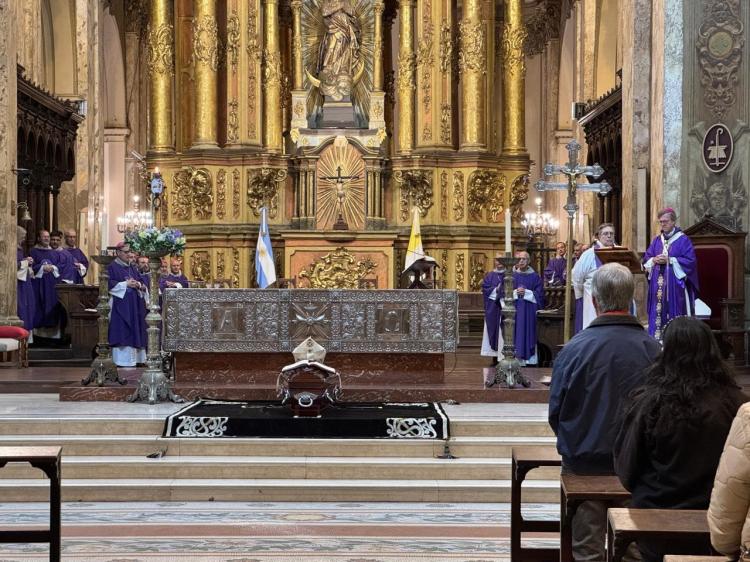 Último adiós a Mons. Mollaghan durante la misa exequial en la catedral porteña Último adiós a Mons. Mollaghan durante la misa exequial en la catedral porteña
