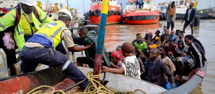 Un barco de Cáritas rescata a los refugiados que huyen de la guerra en Sudán