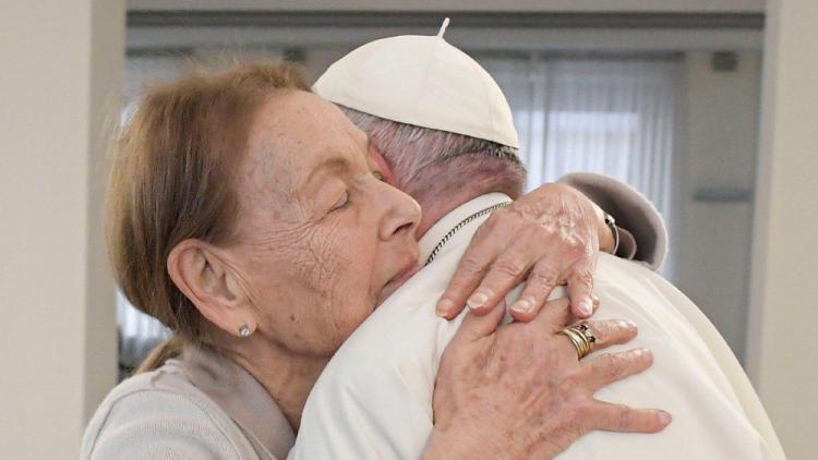 Un nuevo abrazo entre el Papa y la escritora Edith Bruck, sobreviviente de Auschwitz Un nuevo abrazo entre el Papa y la escritora Edith Bruck, sobreviviente de Auschwitz
