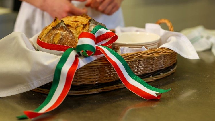 Un pan, el regalo simbólico de los húngaros para recibir a Francisco Un pan, el regalo simbólico de los húngaros para recibir a Francisco
