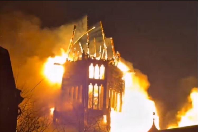 Una iglesia del siglo XIX devastada por un incendio en Ámsterdam