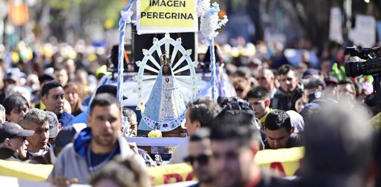 Una multitud camina a Luján acompañada por la Imagen Peregrina de la Virgen Una multitud camina a Luján acompañada por la Imagen Peregrina de la Virgen