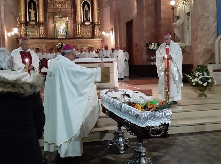 Una multitud dio el último adiós en Gualeguaychú a Mons. Eichhorn Una multitud dio el último adiós en Gualeguaychú a Mons. Eichhorn