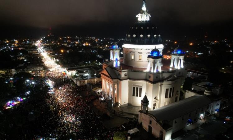 Una multitud en la fiesta por los 122 años de la coronación pontificia de la Virgen de Itatí Una multitud en la fiesta por los 122 años de la coronación pontificia de la Virgen de Itatí