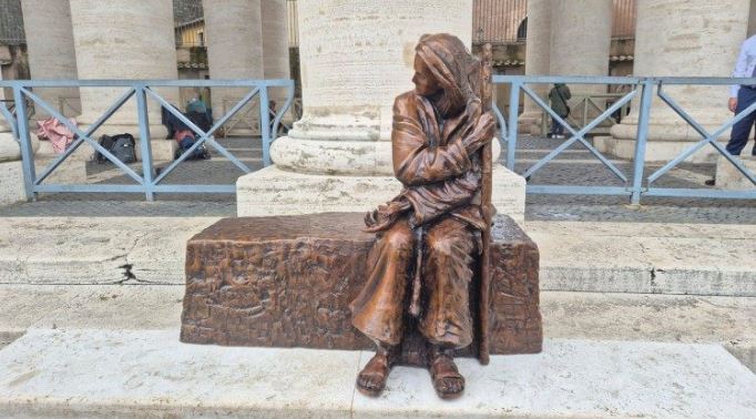 Una nueva escultura en la Plaza de San Pedro invita a la hospitalidad Una nueva escultura en la Plaza de San Pedro invita a la hospitalidad
