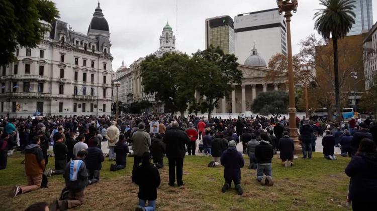 Unos 2.500 hombres rezaron el Rosario en la Plaza de Mayo Unos 2.500 hombres rezaron el Rosario en la Plaza de Mayo