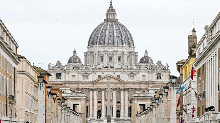 Vaticano: autorizan a bendecir parejas en 'situación irregular' sin equipararlas al matrimonio