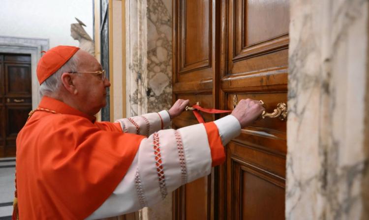 Vaticano: El Camarlengo selló las habitaciones pontificias Vaticano: El Camarlengo selló las habitaciones pontificias