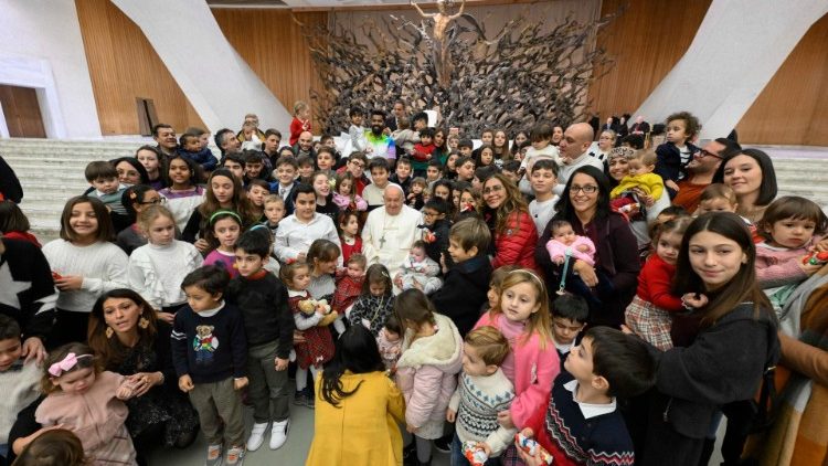Vaticano: el Papa saludó a los empleados de la Santa Sede y sus familias Vaticano: el Papa saludó a los empleados de la Santa Sede y sus familias