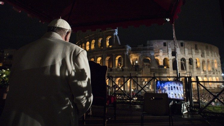 Viacrucis: "Desarmar la mano del hermano contra el hermano", suplicó el Papa Viacrucis: "Desarmar la mano del hermano contra el hermano", suplicó el Papa
