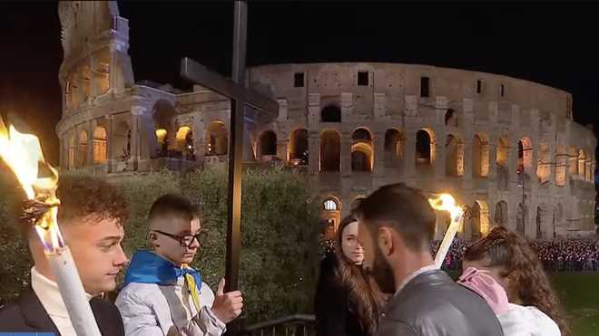 Viacrucis en el Coliseo: un grito de paz en un mundo guerra Viacrucis en el Coliseo: un grito de paz en un mundo guerra