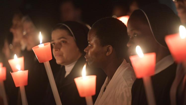 Vida Consagrada: Iluminados por el Evangelio salir al encuentro del Señor y de los hermanos Vida Consagrada: Iluminados por el Evangelio salir al encuentro del Señor y de los hermanos