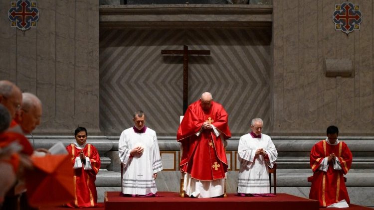 Viernes Santo: El Papa presidió la celebración de la Pasión del Señor Viernes Santo: El Papa presidió la celebración de la Pasión del Señor