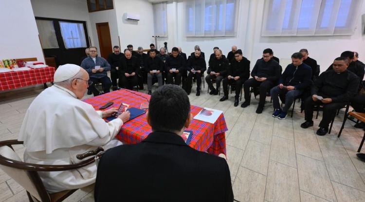 Visita del Papa a una parroquia romana para conversar con sacerdotes