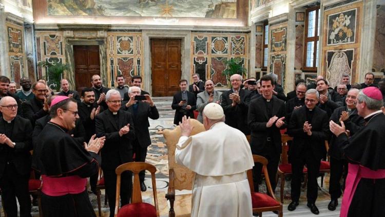 "Vivan con espíritu libre, sembrando fraternidad", pidió el Papa a un grupo de sacerdotes "Vivan con espíritu libre, sembrando fraternidad", pidió el Papa a un grupo de sacerdotes