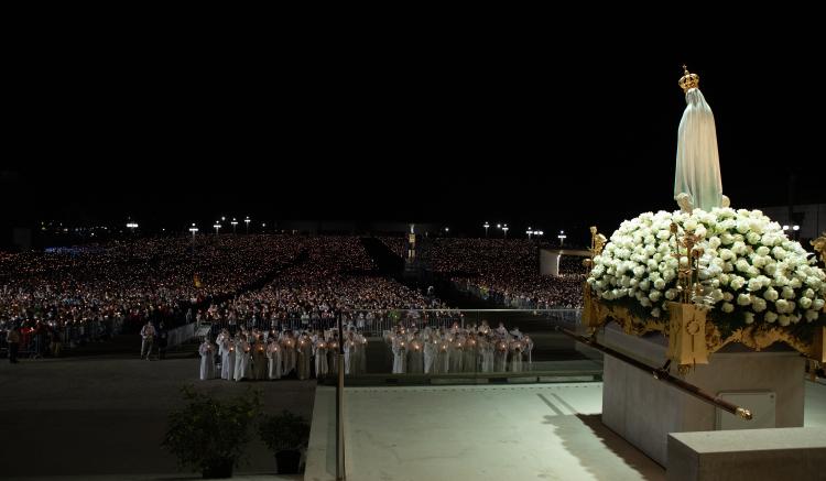 Volvieron los peregrinos a Fátima y rezan a la Virgen por la paz mundial